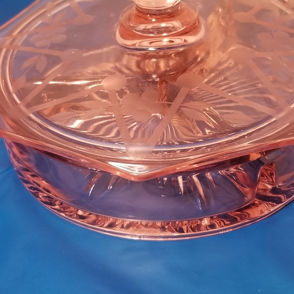 Pink Depression glass divided dish with lid - Picture 2 of 5